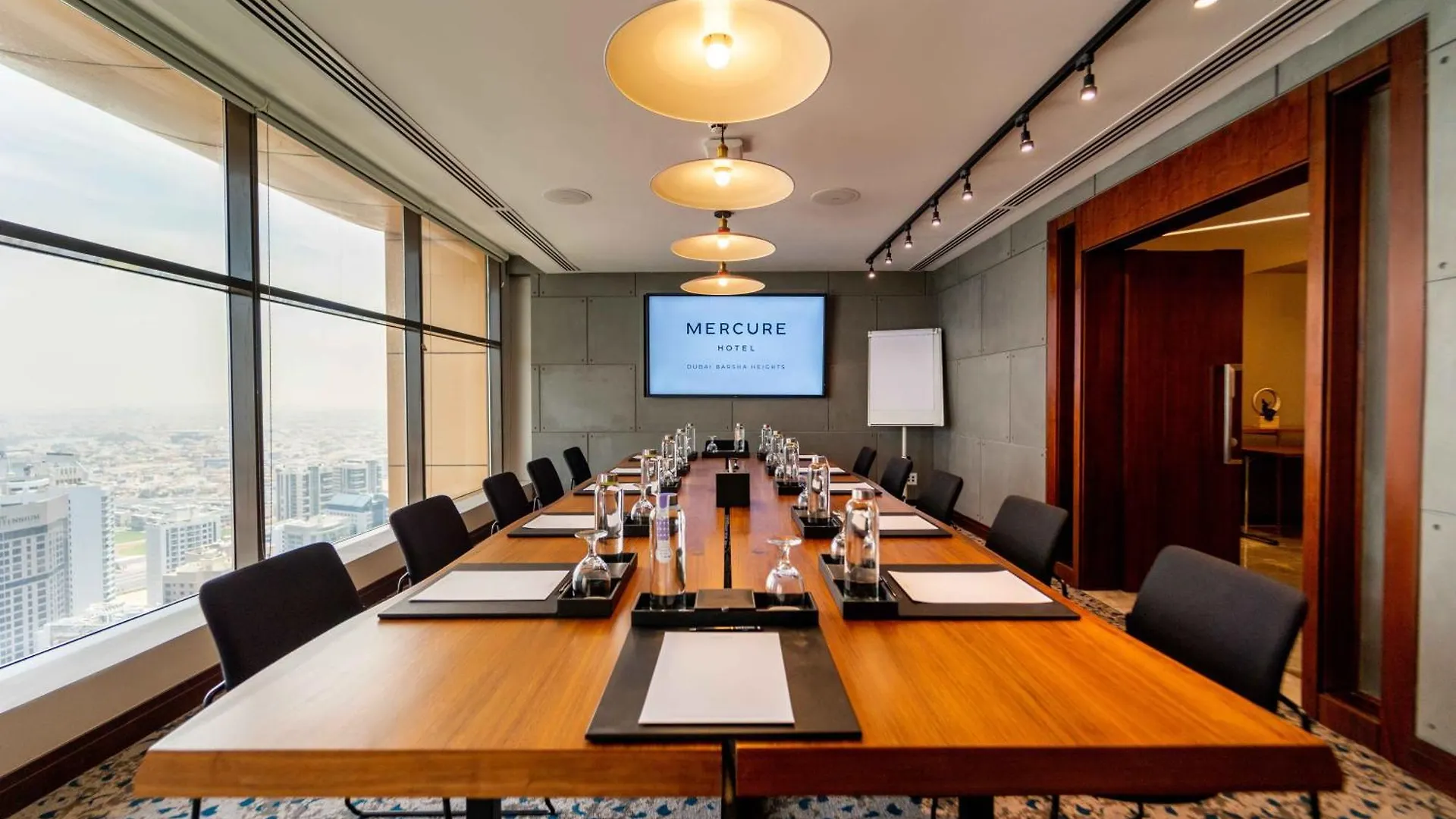 Mercure Dubai Barsha Heights Hotel Suites And Apartments 4*,
