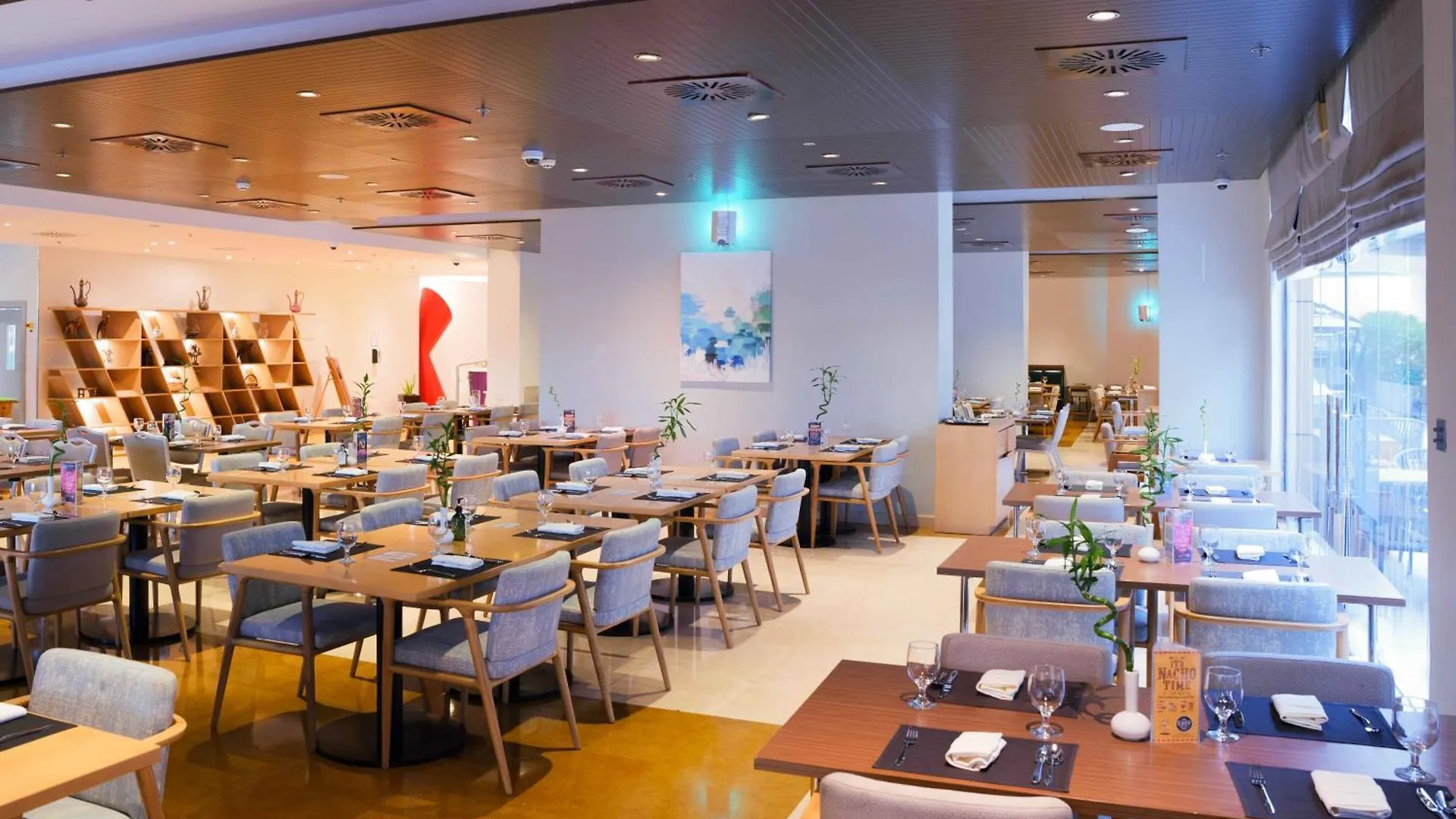 Mercure Dubai Barsha Heights Hotel Suites And Apartments 4*,